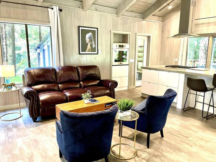 Holiday home Modern House W. Fast Internet In 1 Acre Land