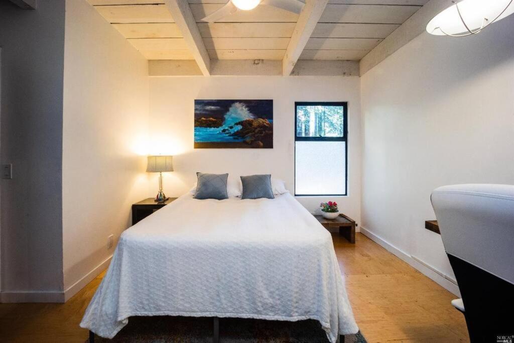 Modern House W. Fast Internet In 1 Acre Land Occidental